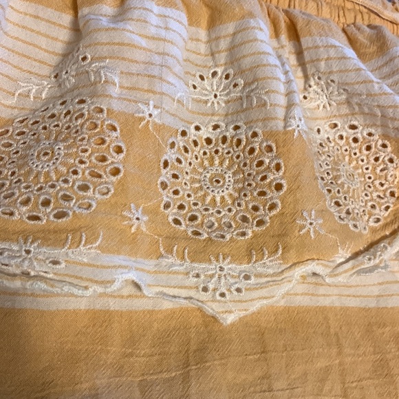 American Eagle. Off the shoulder shirt with beautiful details - Picture 2 of 2